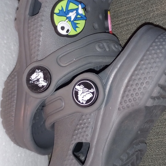 Toddler's Unisex Slate Grey Crocs Classic Clogs With Charms- Size C5 - Picture 6 of 8